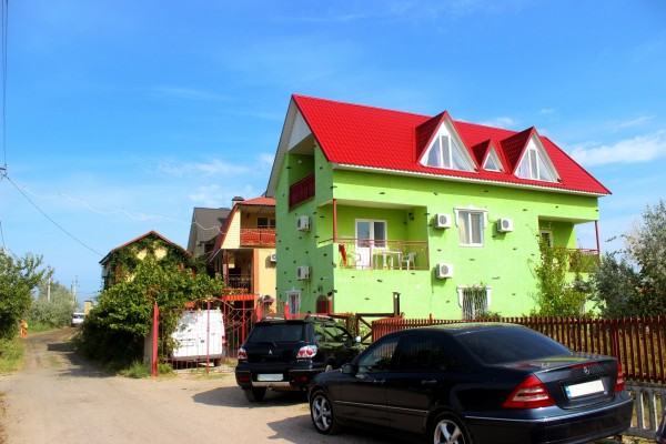 Comfortable rooms on Berdyanskoe spit next to a gorgeous beach.