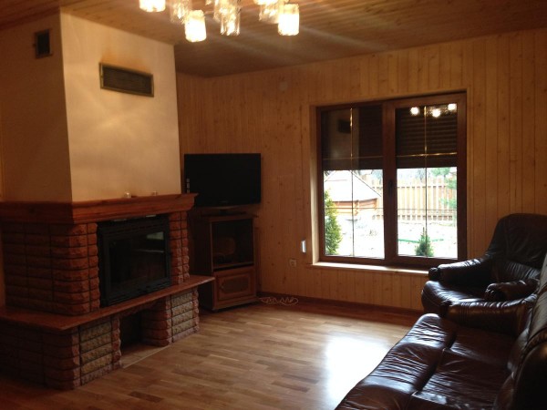 Отель «Закарпатський оазис» розташований в Карпатах, менш ніж в 3 хвилинах ходьби від санаторію «Карпати», де надається широки