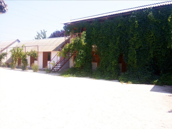 Гостевой будинок «Аполлінарія» з номерами, обладнаними кондиціонером, розташований в селищі Кирилівка. У числі зручностей прин