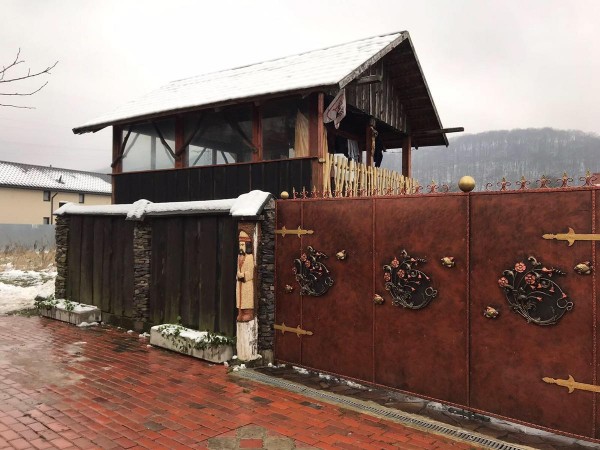 Коттедж «У Євгенії» розташований в селищі Кароліно-Бугаз. До послуг гостей сад, приналежності для барбекю, тераса і безкоштовн