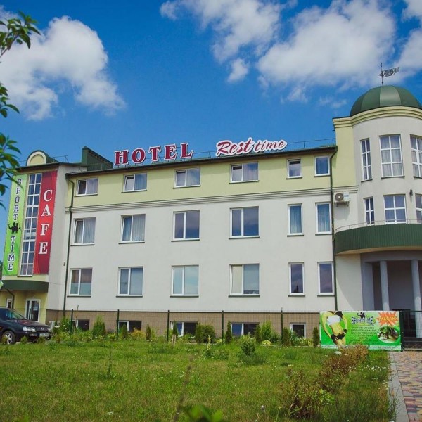 Resttime Hotel is located in the city of Kovel. It offers family rooms, free Wi-Fi and a terrace. It 