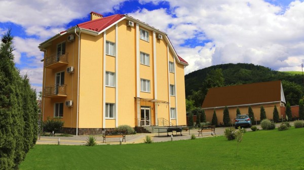 The complex "Troyanda Carpathians" is located in the Karpaty village, 500 meters from the famous S