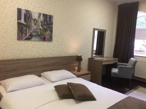 Ця база відпочинку розташована на території національного парку Синевир, в Міжгір'ї. До послуг гостей сауна, номери з безкоштовним Wi-Fi і прекрасні види на Карпатські гори.Номера на базі відпочинку Кам'янка оформлені в класичному стилі. У кожному є власн