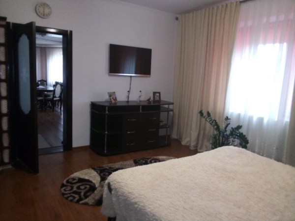 E F Гостинна хата