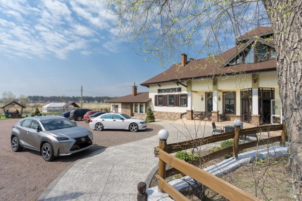 Гостініца «Здоров'я», в якій дозволено розміщення з домашніми тваринами, розташована в селі Приморське. На території облаштова