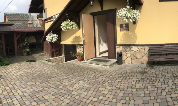 Заміський будинок Sadyba Skolivska Skelya