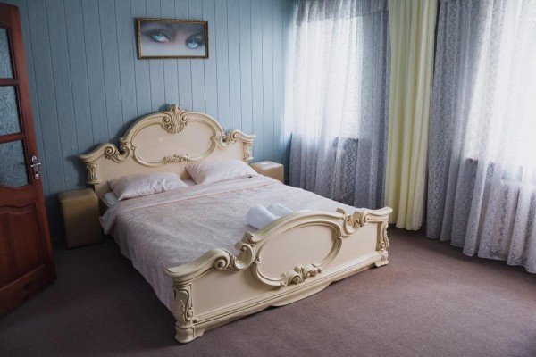 Hit of sales in Rivne! Located in Rivne in the Rivne region, Pidkova Apartment features a garden. The apartment is 28 km from Babin. It offers air conditioning, free Wi-Fi and private parking on site.The apartment has 1 bedroom, a TV with cable channels, 