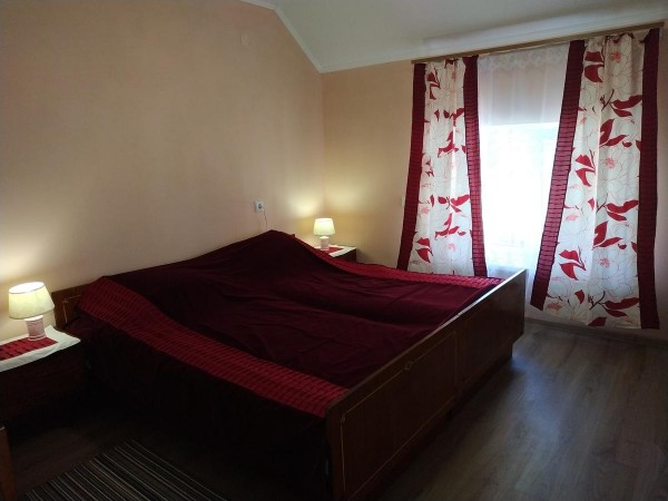 Комплекс Bobra розташований в селищі Східниця, в 20 км від міста Трускавець. До послуг гостей сезонний відкритий басейн і безк