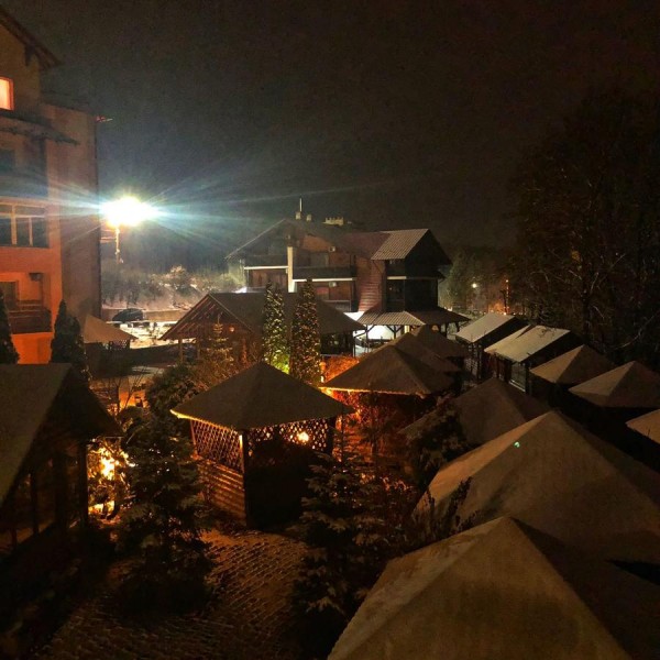 The Versal Hotel with a bar, garden and terrace is located in Ternopil. It features a restaurant, 24-