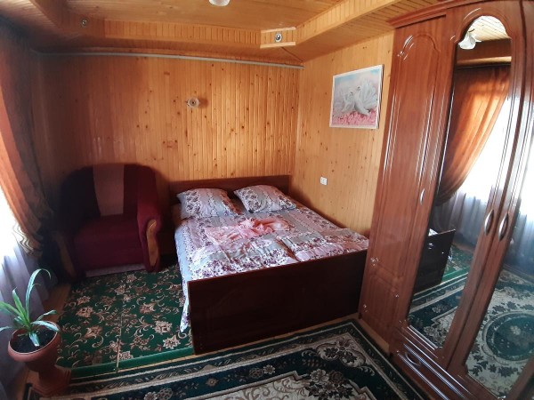 Отель «Європа» розташований в зеленому районі міста Рахова. До послуг гостей більярд, безкоштовний Wi-Fi, критий басейн і саун