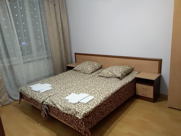 База відпочинку «Тростян» з садом і номерами з безкоштовним Wi-Fi розташована в будинку будівлі 1988 року в селищі Славське. До послуг гостей загальна кухня і цілодобова стійка регістраціі.Все номери оснащені письмовим столом і телевізором. У числі зручно