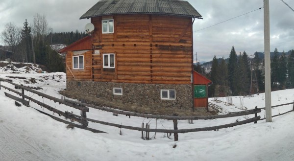 Гостевой будинок «Ніч над Карпатами» розташований в селищі Славське. До послуг гостей сад і загальний лаундж. З вікон відкрива