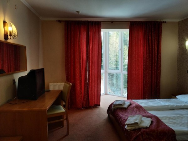 Отель «Затишок» розташований в лісі недалеко від села Неліпино, на 745 км автодороги Київ - Чоп. Надається безкоштовний Wi-Fi.