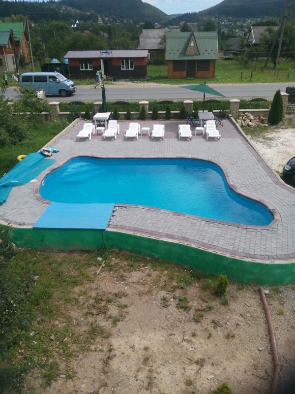 Одін з кращих варіантів, обраних нами в місті Мікулічін.Комплекс Medova Kata з балконом і видом на озеро розташоване в селі Ми