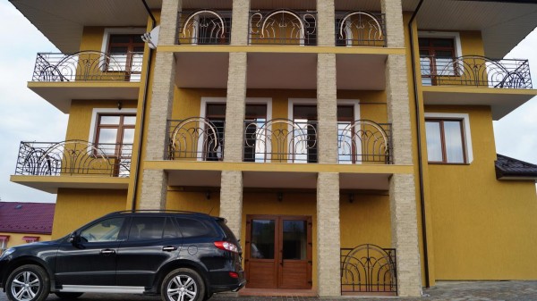 Guest House Happy Dim Happy Home is located in Skhidnytsia. It features a garden, BBQ facilities and 