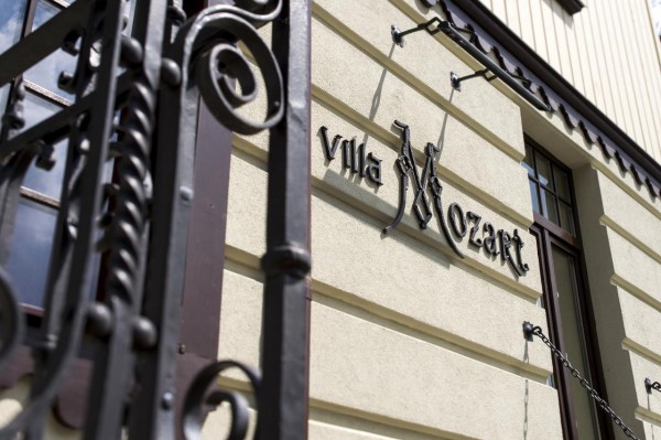 Отель Red Stone розташований в місті Трускавець. До послуг гостей сауна та гідромасажна ванна. Для гостей організовують трансф