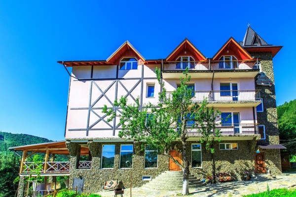 Одін з кращих варіантів, обраних нами в місті Яремче.Етот пансіонат з терасою і спорядженням для риболовлі розташований на бер