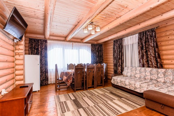 Goira cottage with a view of the mountains and the river is located in a quiet and wooded area, in