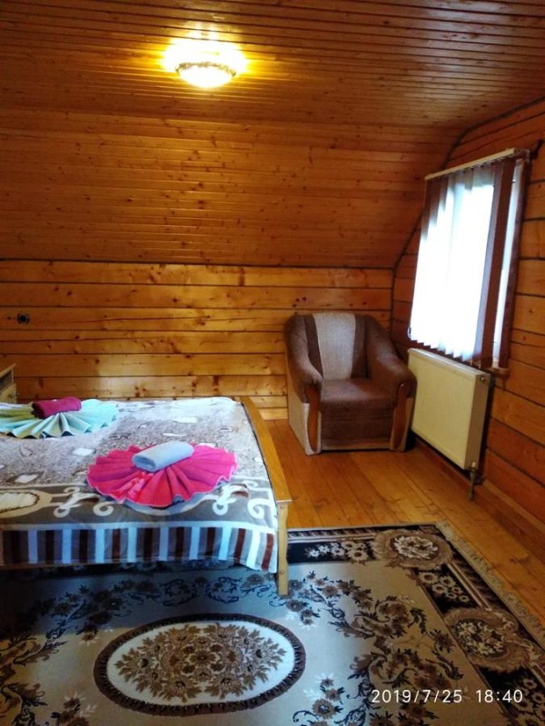 Дом для відпустки «заїжджий двір» з приладдям для барбекю розташована в селі Яблуниця, в 6 км від гірськолижного курорту Буков