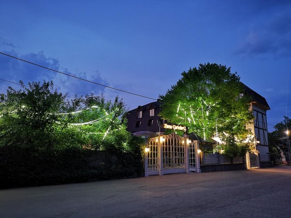 RGK Baron Gartenberg Hotel with a bar is located in Chernivtsi. It features a restaurant, 24-hour fro