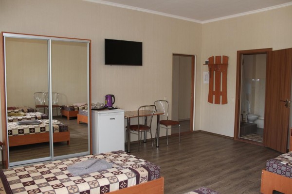 Мотель «Шкло» з садом розташований в місті Шкло. До послуг гостей тераса, безкоштовний Wi-Fi і безкоштовна приватна парковка.В