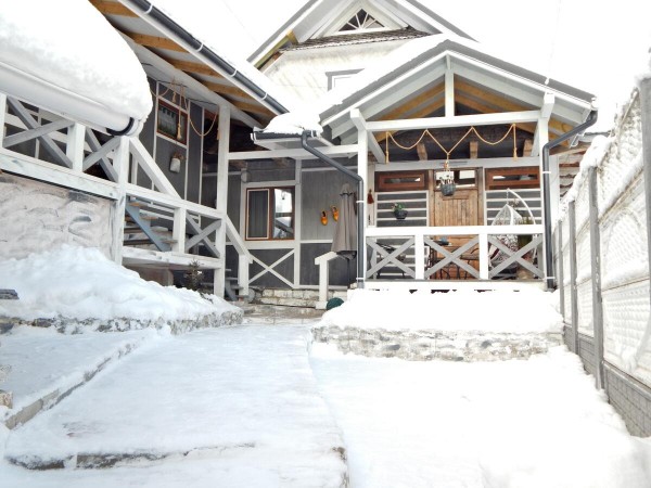 Комплекс «Казка» розташований в селі Яблуниця, в 14 км від селища Ворохта. До послуг гостей загальний лаундж і безкоштовний Wi