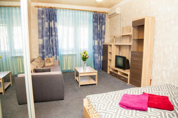 Semi-luxury Apt on 82 Nezalezhnoi Ukrаiny Street near Intourist Hotel