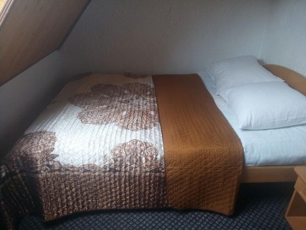 In the guest house "Ra" there is a restaurant, a bar and a garden. The ski slopes start right outside