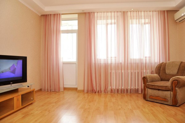 Біля метро Осокорки