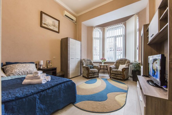 Апартаменти Cosy central з кондиціонером, балконом і видом на місто розташовані в Шевченківському районі Києва. Ці апартаменти