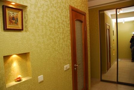 Біля метро Дружби народів