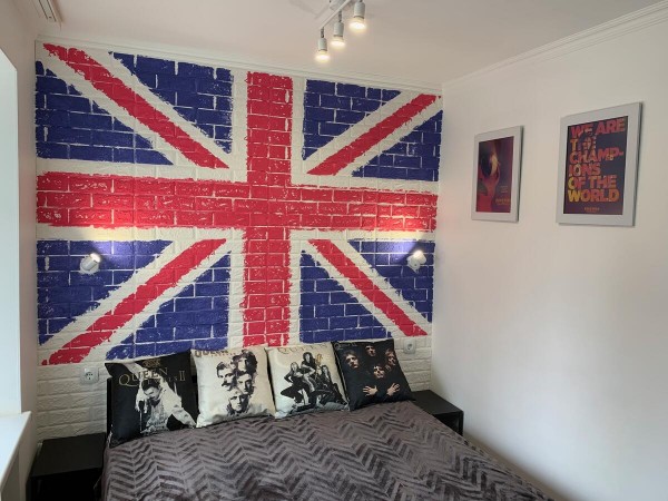 F / A Рок-н-рол квартири в центрі Києва на Подолі Queen і The Beatles