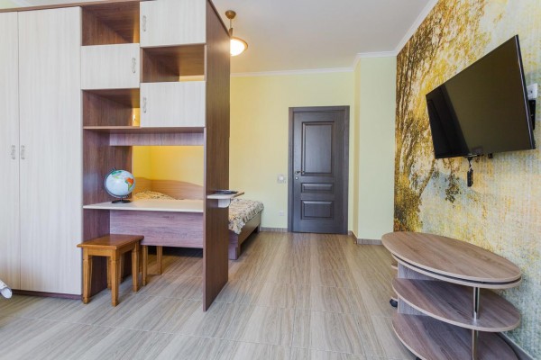 Sunny apartment on Lomonosova 71, VDHH