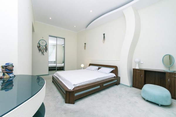 вулиця Івана Франка, 4 Апартаменти