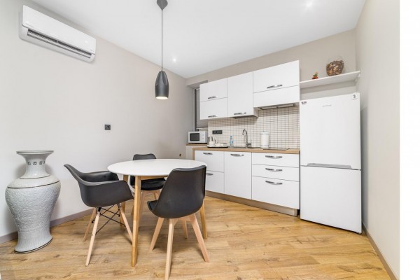 Дерибасівська вул., 19