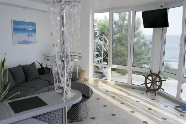 E F Біла Удача