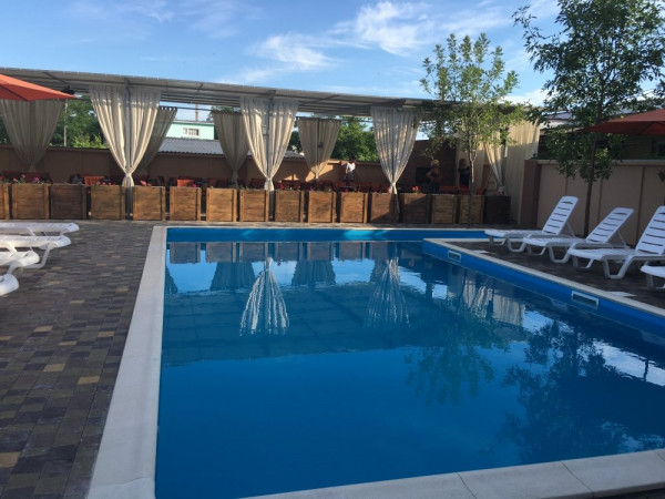 Cozy hotel with a cafe and outdoor pool "HolinHall", Berdyansk